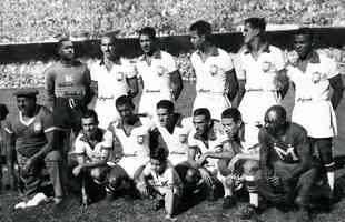 1950 - Na icnica Copa de 1950, no Brasil, a seleo vice-campe usou uniforme todo branco - sem calo azul e meio escuro - e voltou a ter golas robustas azuis na camisa