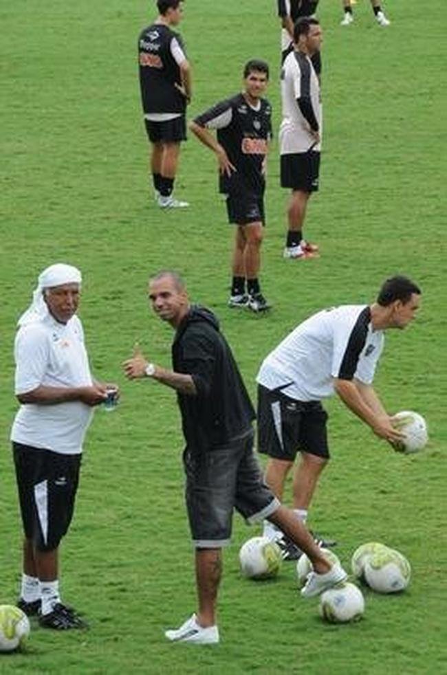 Atacante Diego Tardelli se despede dos amigos na Cidade do Galo, antes de seguir em definitivo para a Rssia, onde defender o Anzhi  por quatro temporadas
