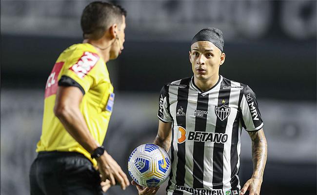 Guilherme Arana foi punido pelo árbitro Bruno Arleu de Araujo e vai cumprir suspensão