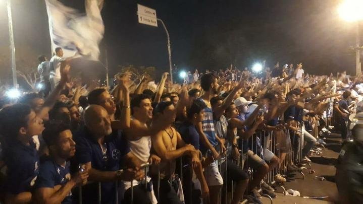 Torcedores acompanharam a chegada do Cruzeiro no Mineirão