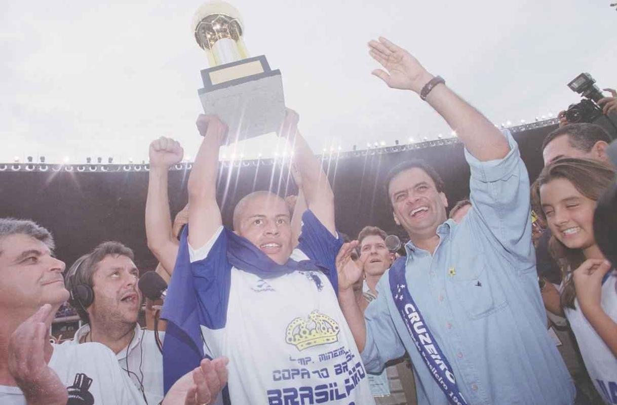 Depois da vitria por 2 a 1 sobre o Paysandu naquele 30 de novembro, no Mineiro, resultado que confirmou o ttulo brasileiro de 2003 com duas rodadas de antecedncia, jogadores do Cruzeiro, comisso tcnica e diretoria promoveram uma grande festa no gramado. Sem a taa oficial da CBF, o elenco deu a volta olmpica com trofus simblicos. Os mais de 75 mil presentes festejaram a indita Trplice Coroa no futebol brasileiro. Antes, o clube celeste j havia conquistado o Campeonato Mineiro de forma invicta e a Copa do Brasil.