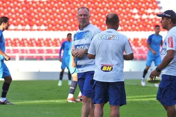 Fotos do treino do Cruzeiro no estdio Libertadores de Amrica, casa do Independiente, em Avellaneda. Time celeste fechou preparao para o jogo contra o Racing, s 21h30 desta tera-feira, no El Cilindro, pela primeira rodada do Grupo 5 da Copa Libertadores (Ramon Lisboa/EM D.A Press)
