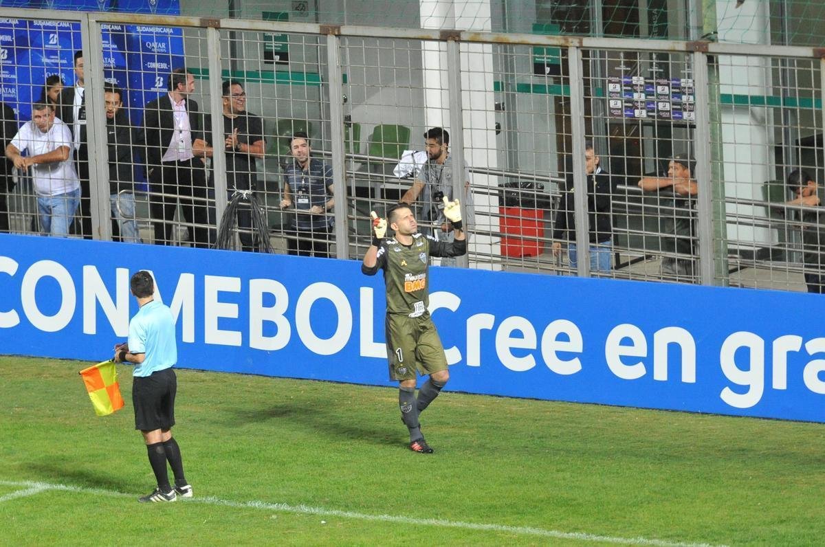Depois de vitria do Atltico por 1 a 0 no tempo normal, Victor pegou trs pnaltis do Unin La Calera e levou o time alvinegro s oitavas de final da Sul-Americana