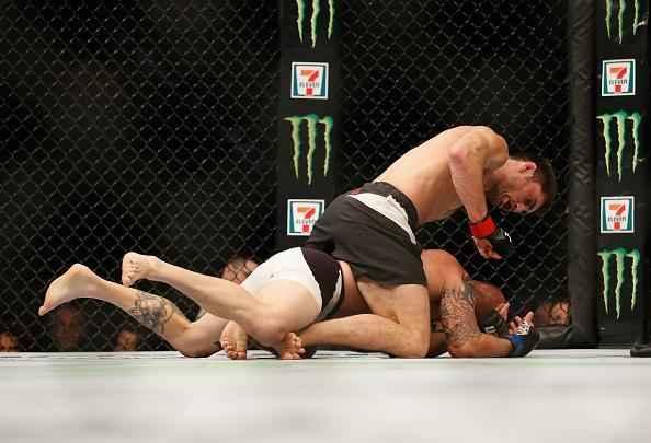UFC 196, em Las Vegas - Jason Saggo solta a mo contra Justin Salas e vence por TKO