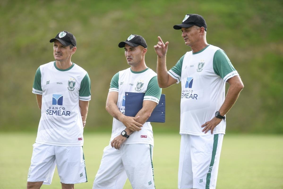 Lisca foi apresentado, conversou com jogadores e assistiu ao treino do América