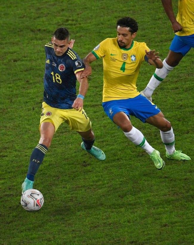 Brasil e Colmbia se enfrentaram no Estdio Nilton Santos, pelo Grupo B da Copa Amrica