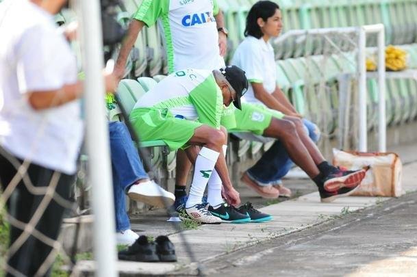 Técnico acompanhou treinamento regenerativo do elenco nesta segunda-feira