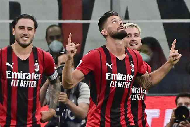 Francs Giroud comemora o quarto gol do Milan, o segundo dele na vitria sobre o Cagliari