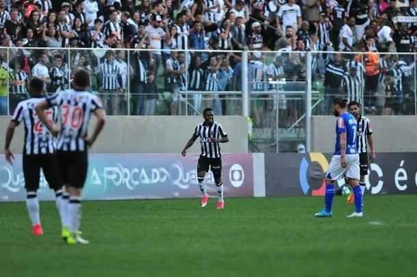 Cazares marcou belo gol de falta, e goleiro cruzeirense Fbio nem se mexeu