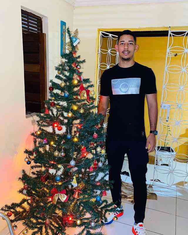 Z Eduardo tirou uma foto ao lado da rvore de Natal e desejou boas festas aos seguidores