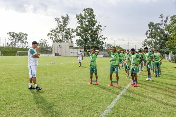 Lisca foi apresentado, conversou com jogadores e assistiu ao treino do Amrica