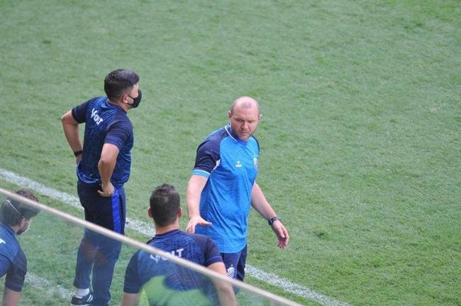 Ex-tcnico do Cruzeiro, Mozart cumprimentou Vanderlei Luxemburgo e todos os jogadores da Raposa antes do duelo com o CSA