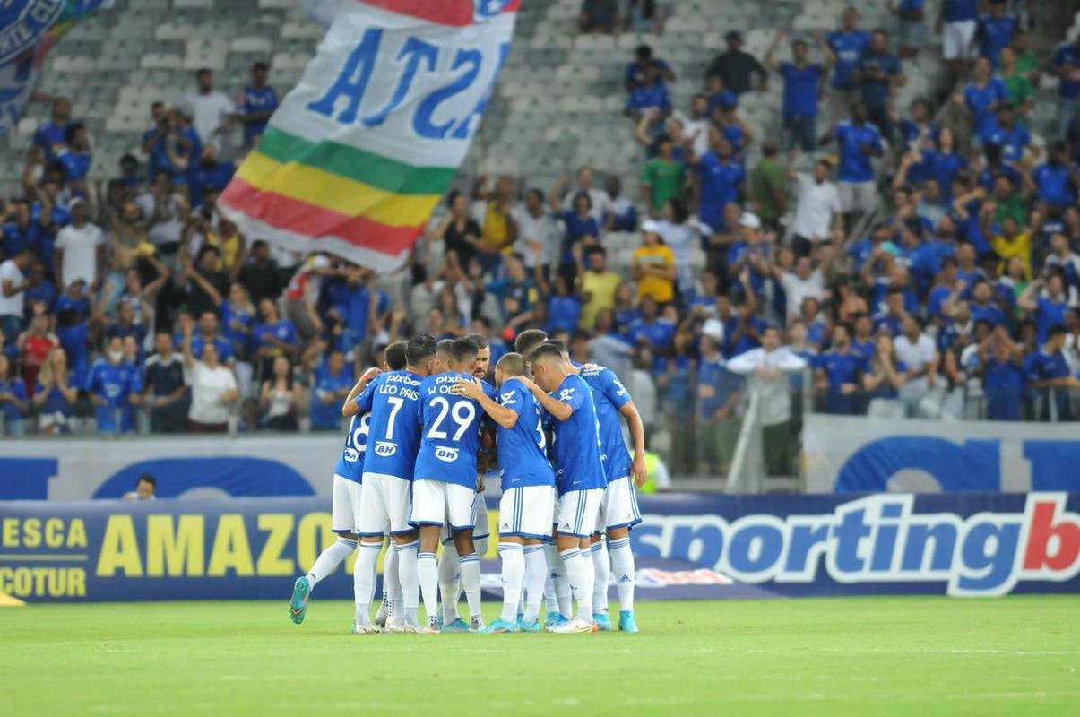 Fotos da torcida do Cruzeiro na partida contra o Londrina, no Mineiro, pela quarta rodada da Srie B do Brasileiro de 2022 
