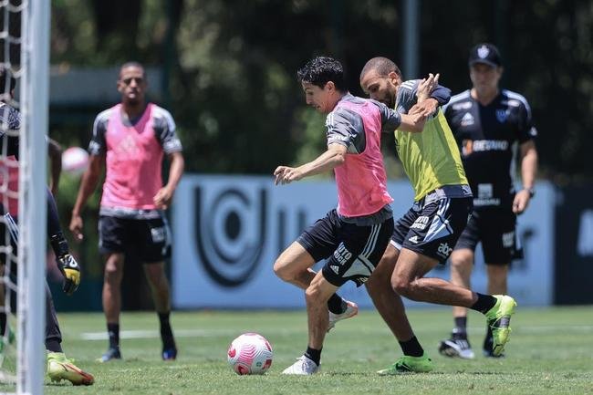 Fotos do treino do Atltico nesta quarta-feira (12/10), na Cidade do Galo. Em recuperao de um incmodo na panturrilha esquerda, Hulk fez funcional no campo e ainda  dvida para o confronto contra o Flamengo, no sbado, s 20h30, no Maracan, pelo Brasileiro