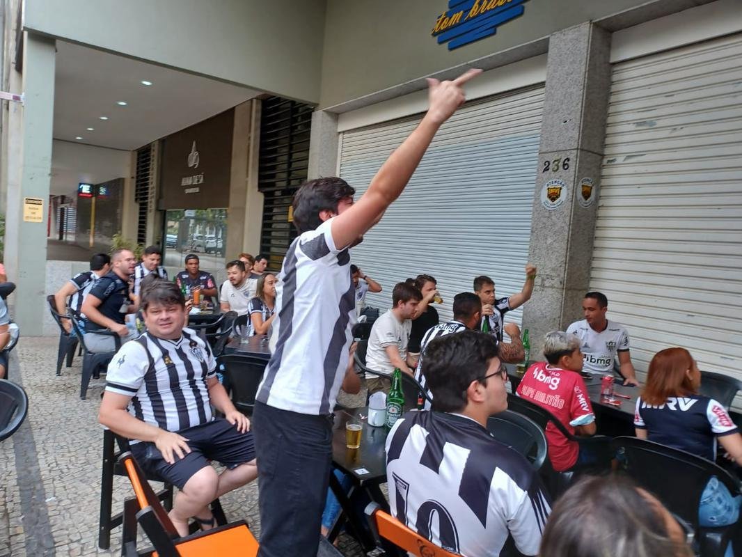 No Bar Devotos, em BH, torcedores do Atltico comemoram o gol de empate marcado por Hulk na final da Supercopa do Brasil, diante do Flamengo: 2 a 2.