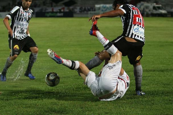 Santa Cruz e Botafogo-PB se enfrentaram pela 12ª rodada da Série C do Campeonato Brasileiro para se manterem na briga pelo G4