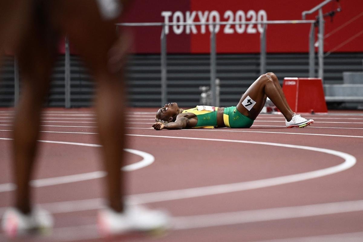 Fotos espetaculares da vitria da jamaicana Elaine Thompson-Herah nos 100m rasos dos Jogos Olmpicos de Tquio com o tempo de 10s61. A velocista quebrou o recorde olmpico e comandou o pdio jamaicano ao lado de Ann Fraser-Pryce, prata, e Shericka Jackson, bronze.