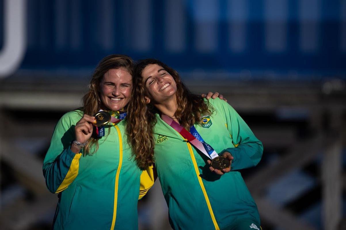 Martine Grael e Kahena Kunze conquistaram a medalha de ouro na classe 49er FX da vela feminina