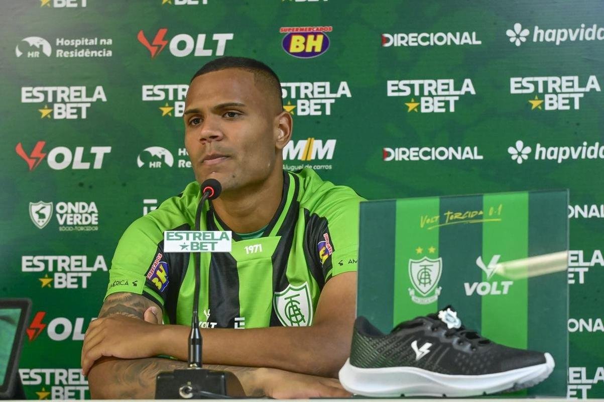 O goleiro Mateus Pasinato e o atacante Mikael foram apresentados pelo Amrica nessa quinta-feira (3/2), no CT Lanna Drumond