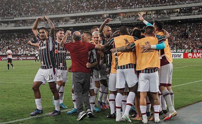 Com casa cheia no Nilton Santos, Fluminense leva susto com falha de Fábio, mas garante vantagem
