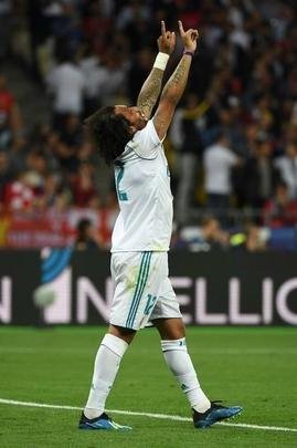 Goleiro Loris Karius, do Liverpool, vacilou na saída de bola, e Benzema, do Real, aproveitou para roubar a bola e abrir o placar na final: 1 a 0