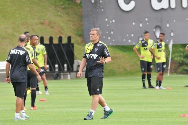Na Cidade do Galo, atletas foram comandados por Diego Aguirre em primeiro treino do ano