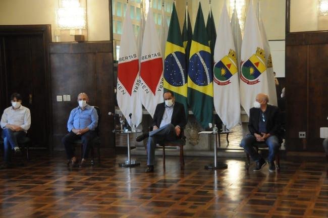 Imagens da reunio da Prefeitura de Belo Horizonte com dirigentes de Cruzeiro, Atltico e Amrica e representantes de torcidas organizadas. Tema do encontro foi o retorno do pblico aos estdios de futebol na capital mineira.