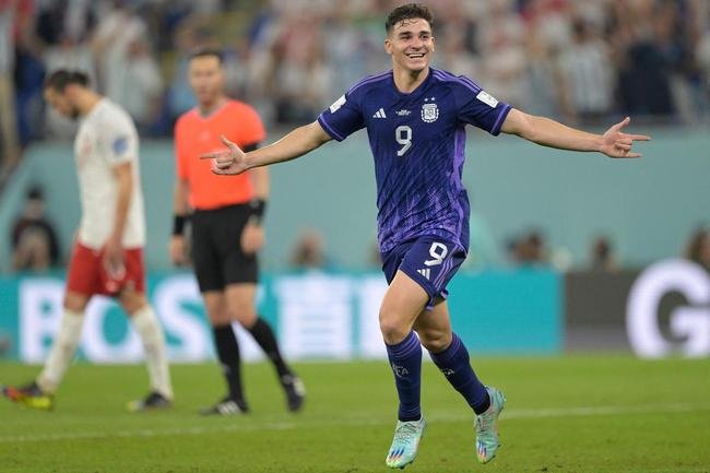 Julin lvarez marcou o segundo gol da Argentina sobre a Polnia no Estdio 974, em duelo pelo Grupo C da Copa do Mundo