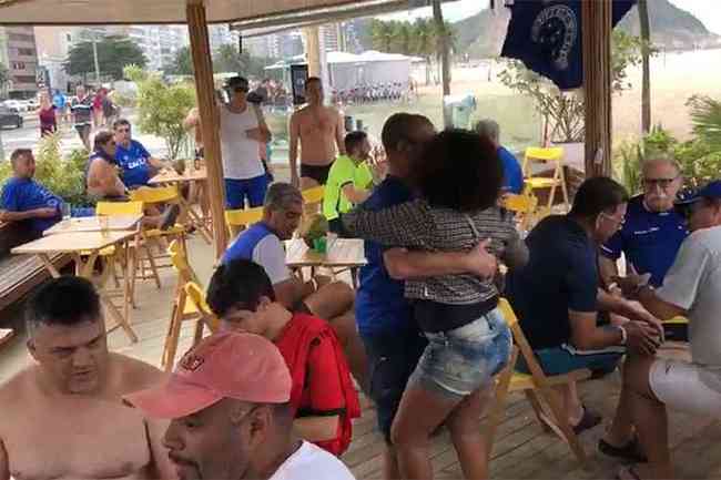 Em Copacabana, cruzeirenses fecharam espao em bar, armaram roda de samba e iniciaram a festa
