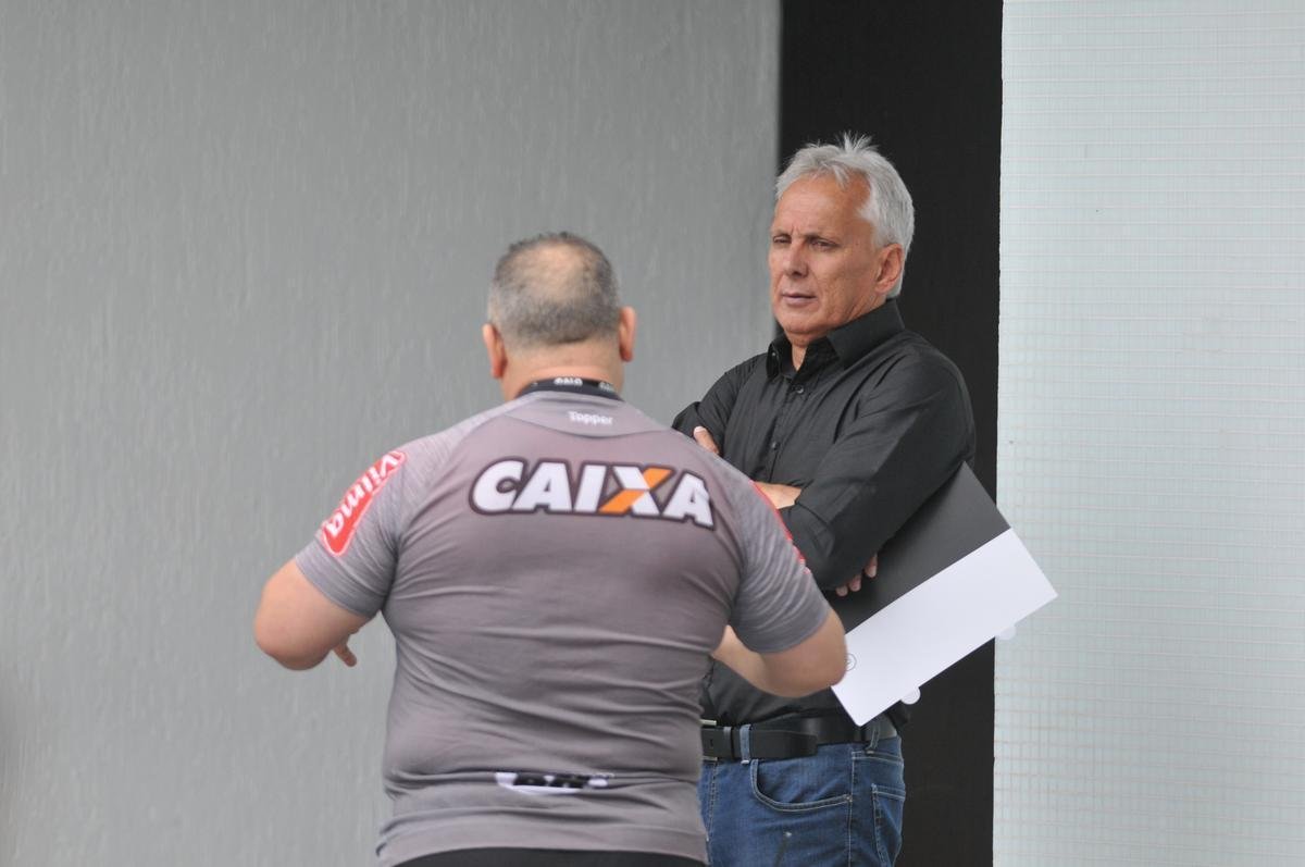 Atltico voltou ao trabalho nesta quinta-feira e apresentou Ricardo Oliveira; alm do atacante, presidente Sergio Sette Cmara e diretor de futebol Alexandre Gallo falaram com os jornalistas. Na foto, o ex-jogador der Aleixo, que agora ser observador tcnico do clube.