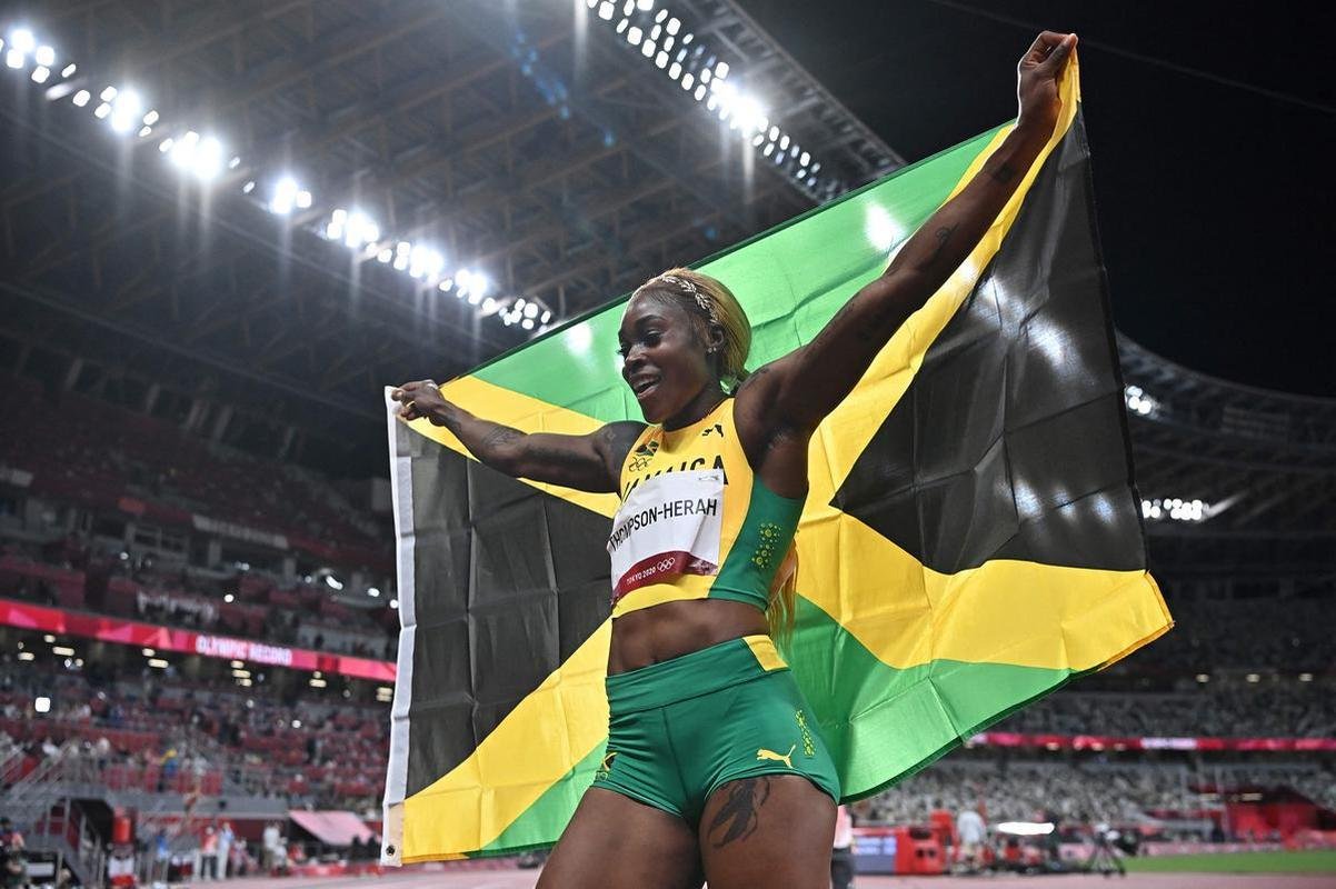 Fotos espetaculares da vitria da jamaicana Elaine Thompson-Herah nos 100m rasos dos Jogos Olmpicos de Tquio com o tempo de 10s61. A velocista quebrou o recorde olmpico e comandou o pdio jamaicano ao lado de Ann Fraser-Pryce, prata, e Shericka Jackson, bronze.