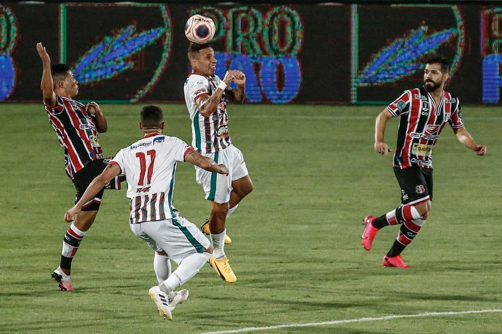 Primeiro tempo de jogo foi pegado, com chances para as duas equipes. O Salgueiro começou se lançando mais para o ataque, mas foram do Santa Cruz as melhores oportunidades. O time coral até balançou as redes, mas a arbitragem assinalou impedimento.
