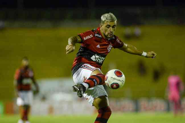 Arrascaeta marcou um lindo gol de falta para o Flamengo