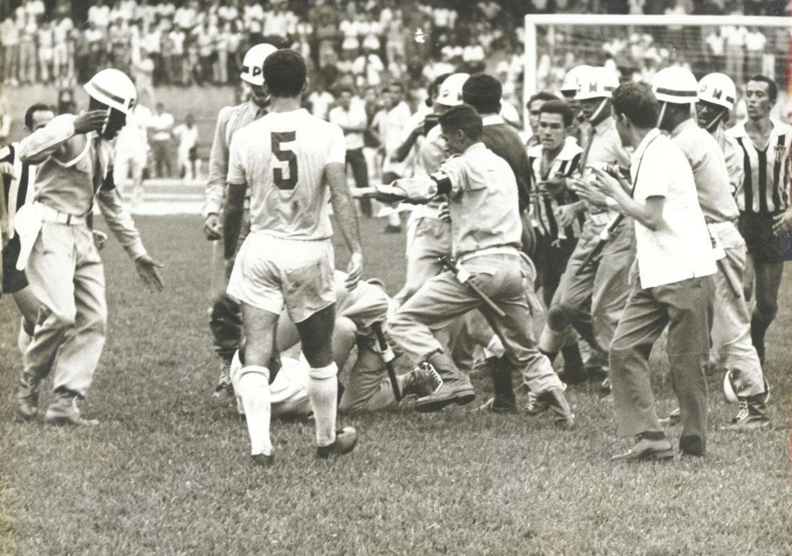 Cinquenta e seis dias depois de inaugurado, o Mineiro recebeu o primeiro clssico, pelo Campeonato Mineiro. A partida, no entanto, no chegou a seu final. Aos 34min do segundo tempo, quando a Raposa vencia por 1 a 0, gol de Tosto, o rbitro Juan de la Psion Artez marcou pnalti de Dcio Teixeira sobre Wilson Almeida. Os jogadores do Galo reclamaram que a falta havia sido fora da rea e partiram para cima do rbitro. A Polcia Militar entrou em campo, e a confuso aumentou. Juan de la Psion encerrou o jogo por falta de segurana.