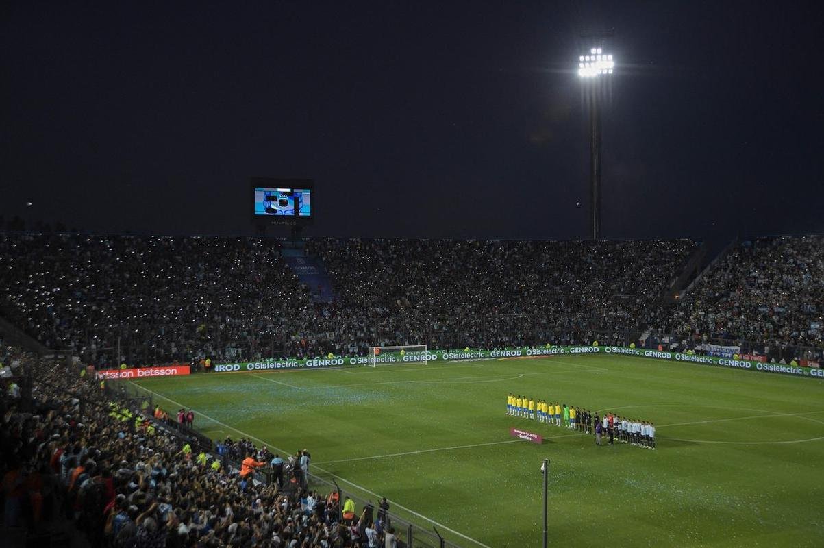 Sem Neymar, Brasil encarou a Argentina em clssico agitado pelas Eliminatrias