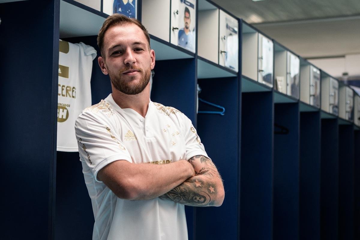 Cruzeiro lanou camisa branca, com detalhes em dourado, nesta quinta-feira (6 de maio)