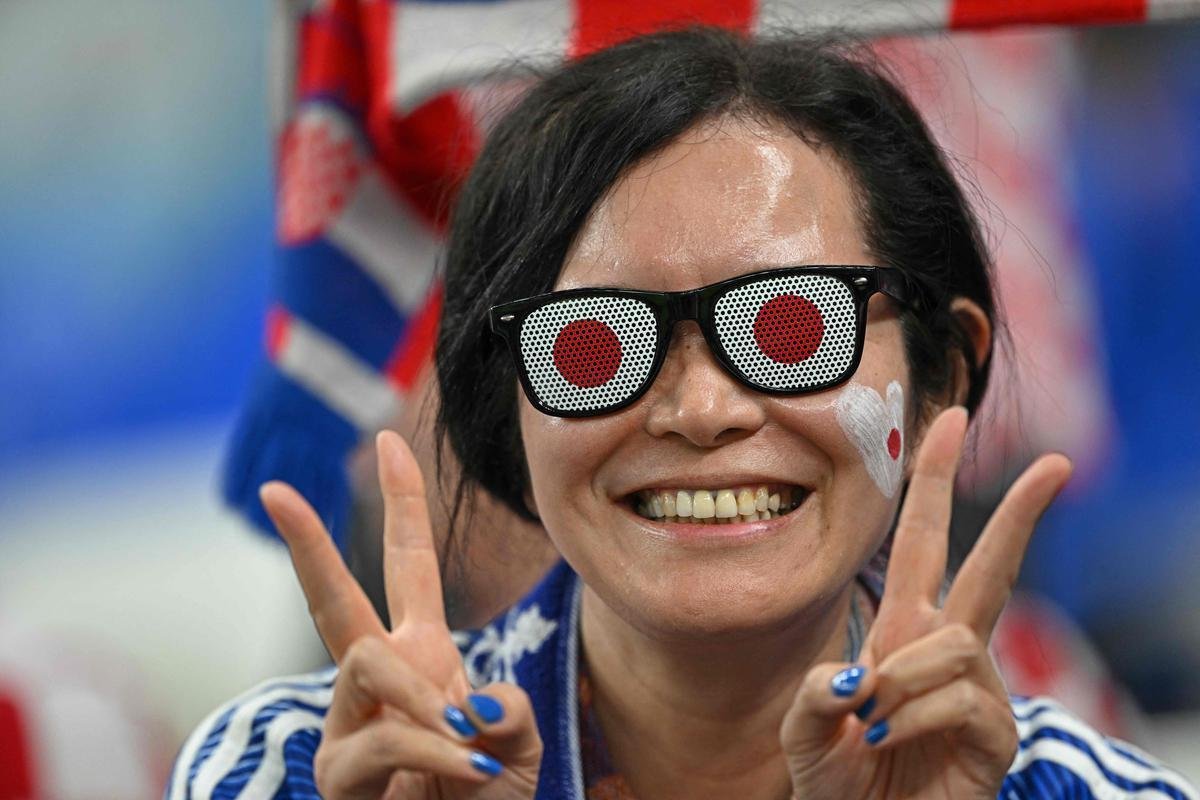 Torcida coloriu o Estdio Al Janoub, no Catar, para acompanhar a partida entre Japo e Crocia, pelas oitavas de final