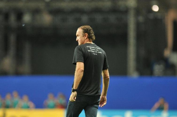 Torcida do Bahia vibra com gols; tcnico Cuca fica cabisbaixo