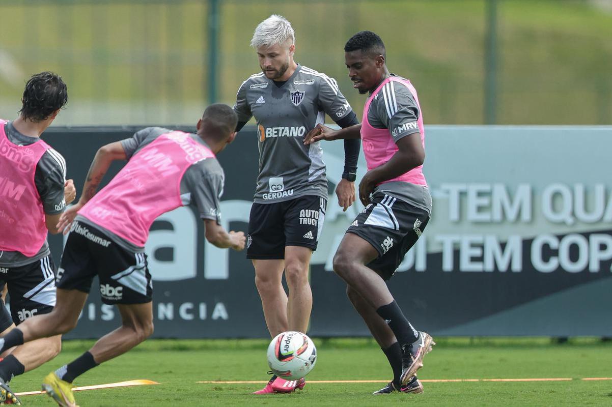 Pavon est liberado pelo departamento mdico e retornou aos treinos com o grupo do Atltico