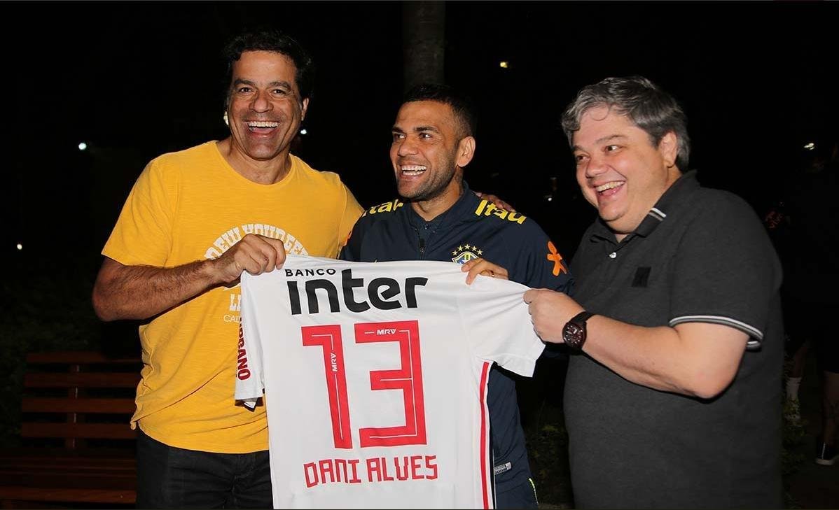 Torcedor do São Paulo, Dani Alves também recebeu uma peça exclusiva