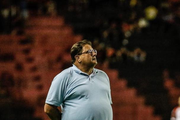 O Sport abriu o placar no primeiro tempo com Elton, escolhido pelo técnico Guto Ferreira como titular para a partida.