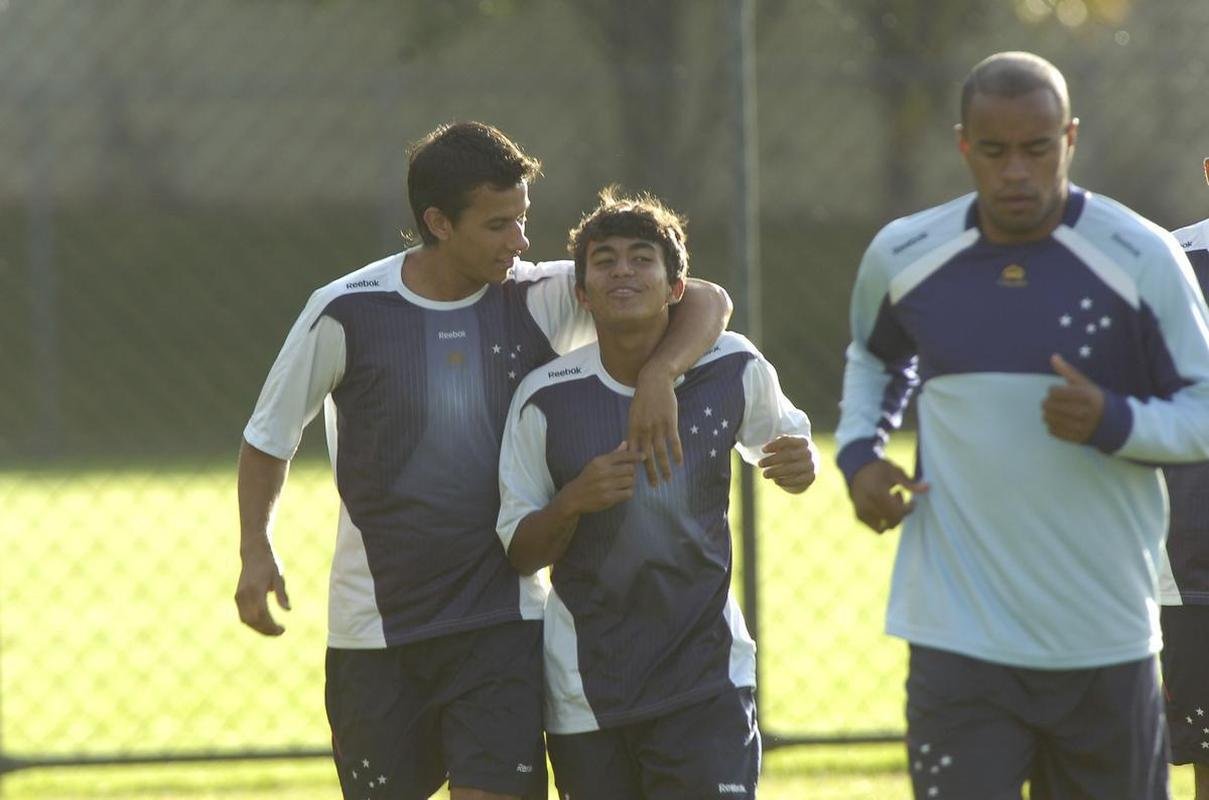 Atacante Dudu esteve nas categorias de base do Cruzeiro de 2005 at 2009, quando recebeu oportunidade entre os profissionais. Posteriormente, em 2010, foi emprestado ao Coritiba. Retornou  Raposa em 2011 e foi vendido ao Dnamo de Kiev meses depois.