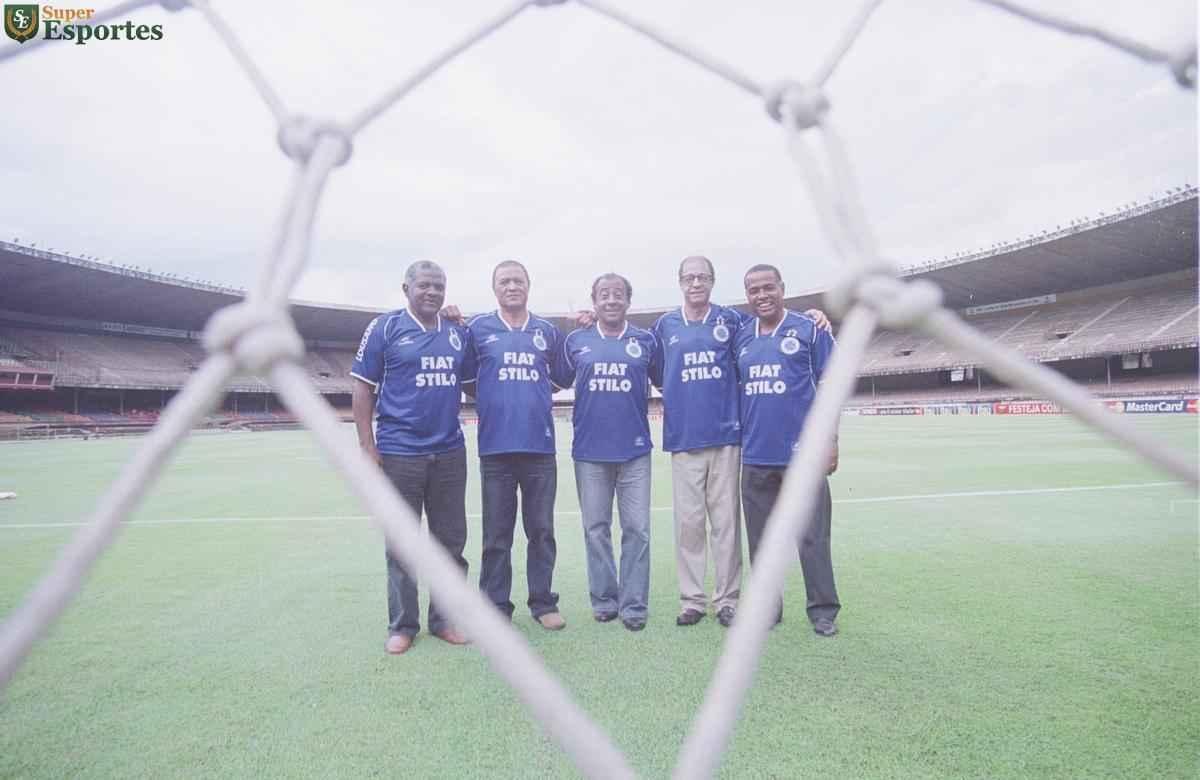 Zé Carlos, Hilton Oliveira, Dirceu Lopes, Evaldo e Neco em reportagem do Estado de Minas/Superesportes no Mineirão