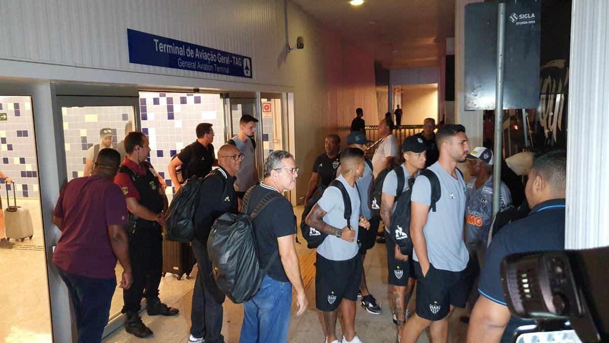 Jogadores do Atltico desembarcaram nesta quinta-feira, em Confins, na Grande Belo Horizonte, aps eliminao vexatria para Afogados-PE na Copa do Brasil. Demitidos, tcnico Rafael Dudamel, diretor de futebol Rui Costa e gerente de futebol Marques estavam junto com a delegao, mas no concederam entrevista.