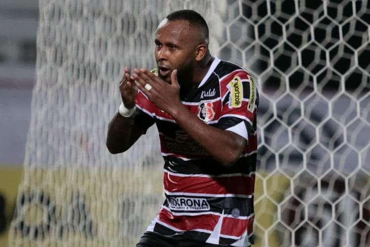 Chiquinho (meia) - Contratao tardia, Chiquinho  uma das principais peas da armao do Santa, ajudando na criao e marcando gols, porm, problemas fsicos o atrapalharam e ele ainda no chegou aos 15 jogos