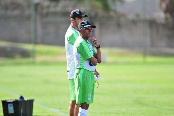 Técnico acompanhou treinamento regenerativo do elenco nesta segunda-feira