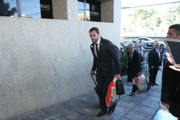 Repleta de estrelas, Seleo Uruguaia chegou a Belo Horizonte no comeo da tarde para a disputa da Copa Amrica. Cavani e Surez, as principais estrelas, mostraram muita simpatia. O meia De Arrascaeta, ex-Cruzeiro, atendeu a um f, mas passou pela imprensa sem dar entrevistas