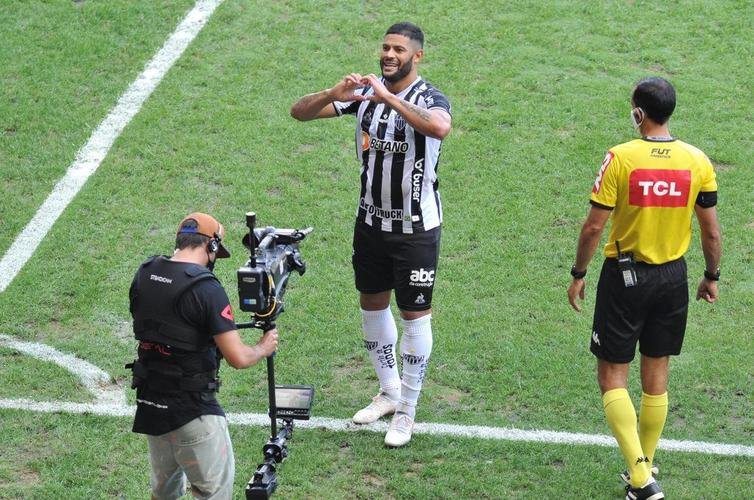 De falta: Hulk marcou golao e virou para o Atltico sobre o Fluminense