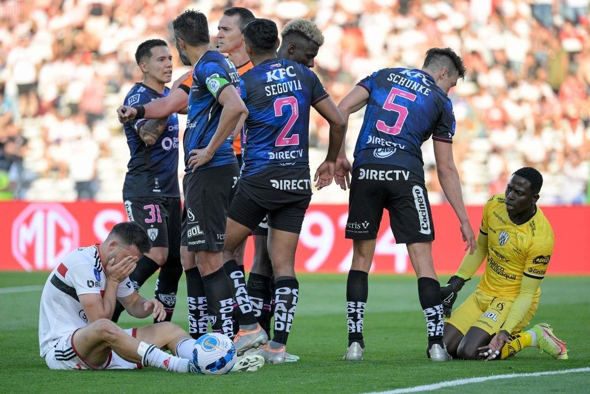 Independiente del Valle, do Equador, vence So Paulo por 2 a 0 e conquista o ttulo da Copa Sul-Americana em Crdoba, na Argentina. Os gols foram de Lorenzo Faravelli e Lautaro Daz