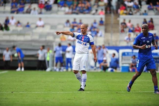 Cruzeiro: time campeo da Trplice Coroa de 2003 venceu equipe de masters por 2 a 1, neste domingo, em jogo festivo realizado no Mineiro